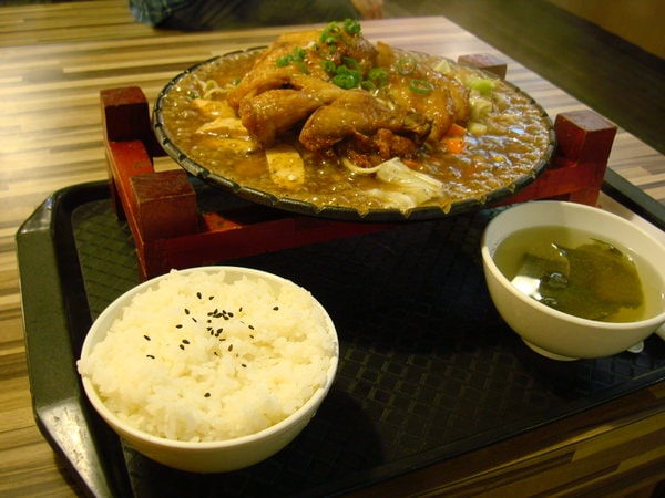 雞腿排骨飯