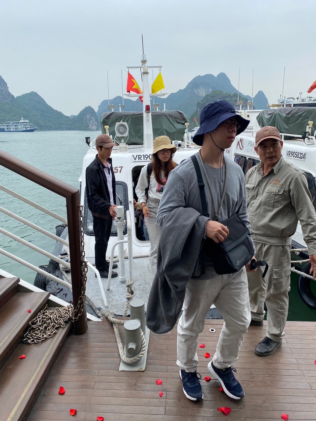 越南旅遊【下龍灣 遊艇兩天一夜體驗心得】好吃好玩豐富的行程,唯一缺點就是與世隔絕! - 第3張圖
